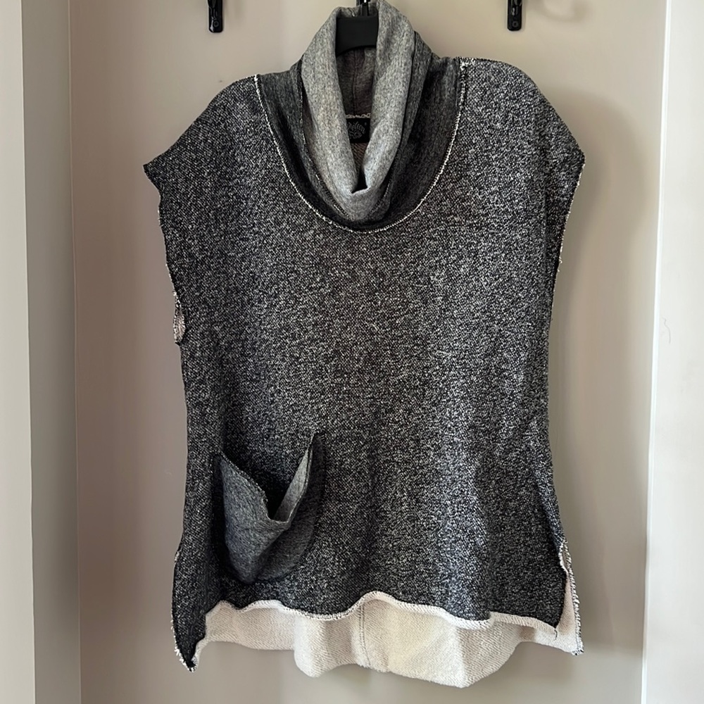 Tunic sweatshirt material. Gray/black.
